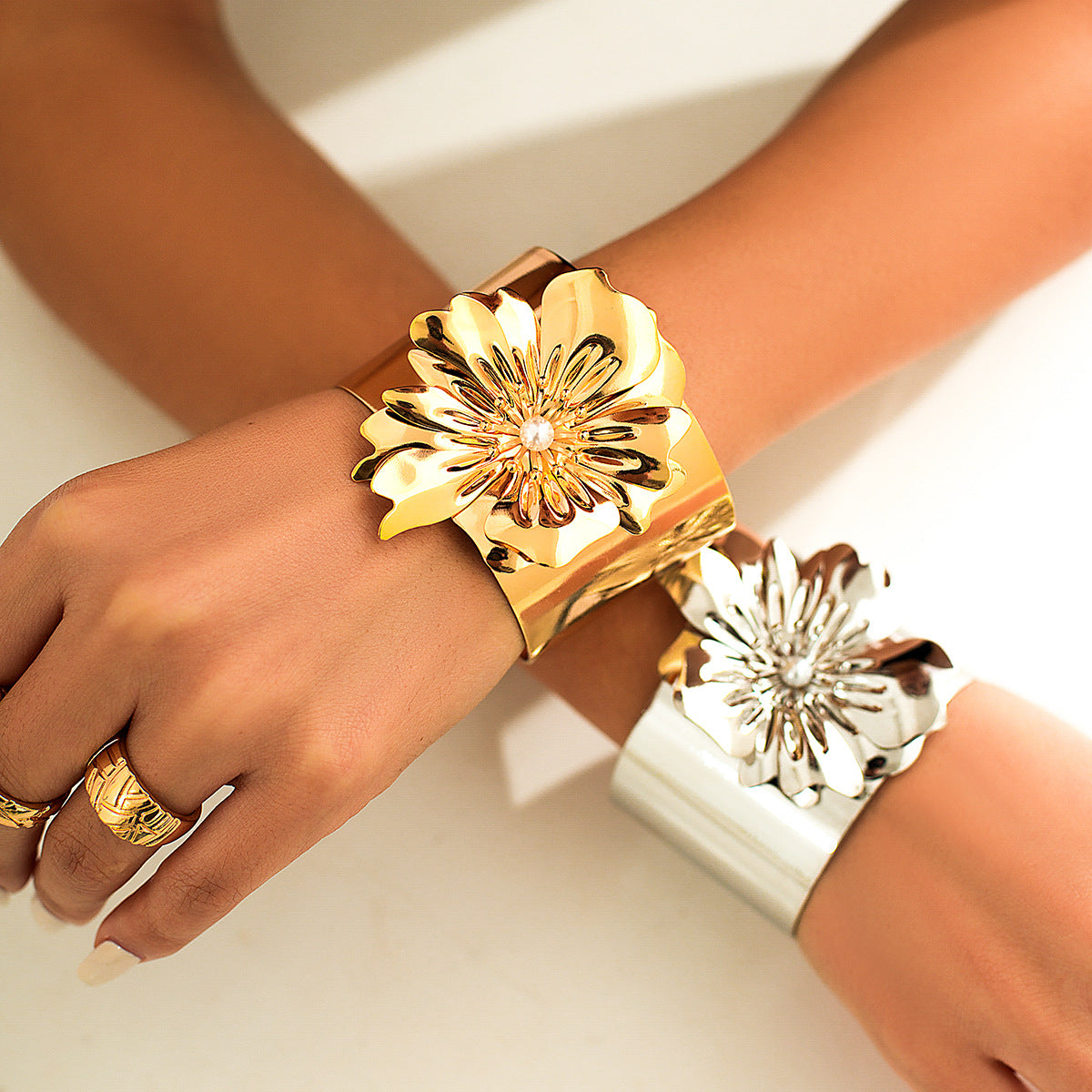 Fashion Metal High-grade Flower Bracelet For Women