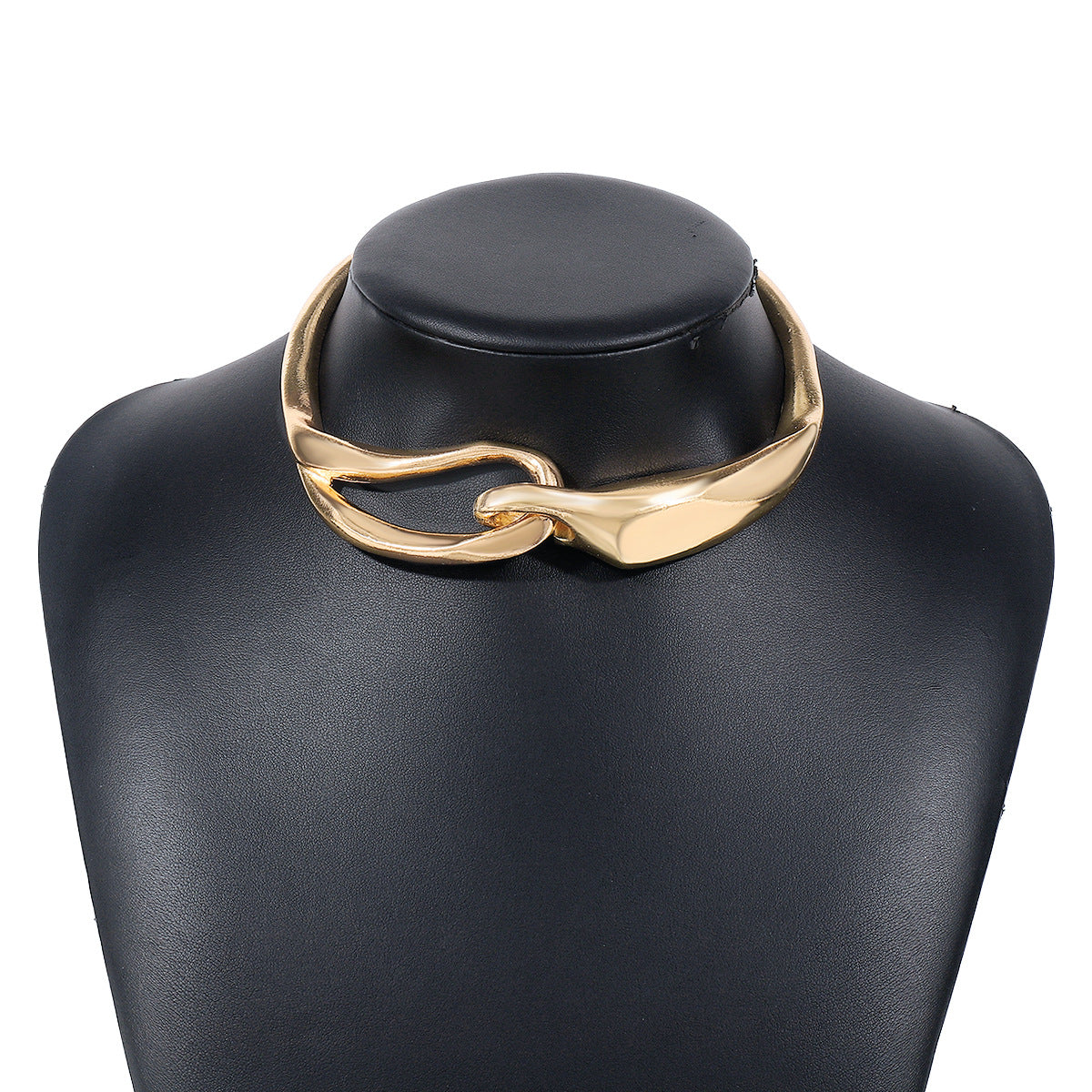 Exaggerated Metallic Three-dimensional Buckle Necklace