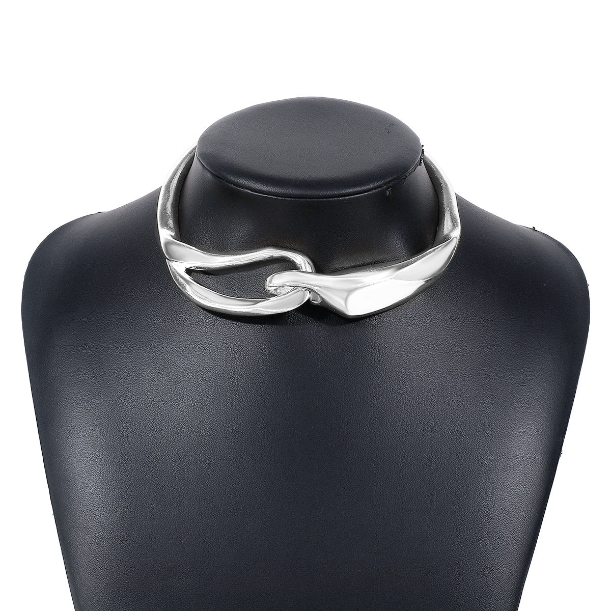 Exaggerated Metallic Three-dimensional Buckle Necklace