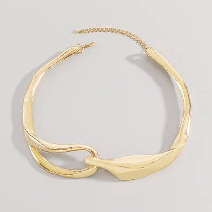 Exaggerated Metallic Three-dimensional Buckle Necklace