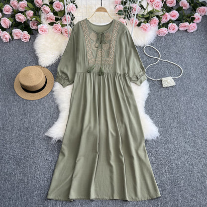 Waist-tight Elegant Embroidery Round Neck Dress